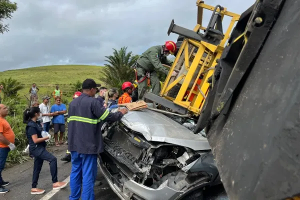 
				
					Médica e acadêmico morrem após carreta tombar sobre veículo em Flexeiras
				
				