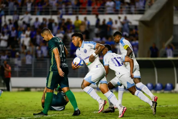 

					Com Rei Pelé lotado, CSA perde para Floresta e tem sequência de vitórias quebrada

				