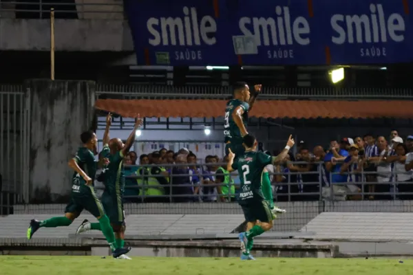 

					Com Rei Pelé lotado, CSA perde para Floresta e tem sequência de vitórias quebrada

				