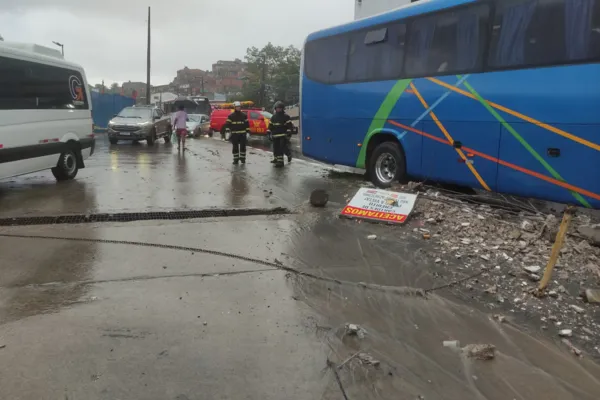 
				
					Ônibus de Teotônio bate em poste e derruba fiação; passageiros são mantidos no veículo
				
				