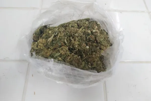   				  					Suspeito de tráfico é preso com 10kg de maconha em abordagem policial  				  				