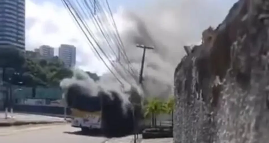 Ônibus do transporte urbano de Maceió pegou fogo