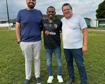 Pai de Endrick visita União dos Palmares e ganha camisa do Zumbi