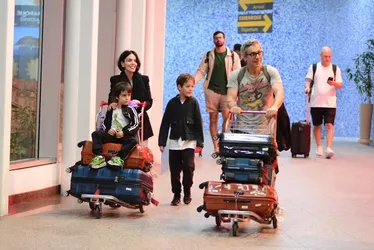
			
				Alexandre Nero e Karen Brusttolin fazem aparição rara com os dois filhos
			
			