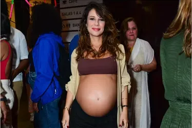 
			
				Andréia Horta deixa barrigão de gravidez à mostra em Festival do Rio
			
			