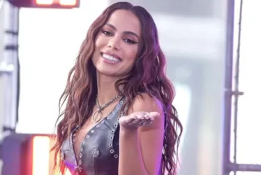 
			
				Anitta assume affair com o ex-jogador do Flamengo Vinicius Souza
			
			