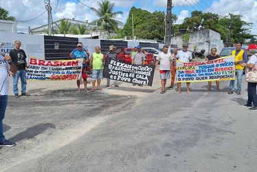 
			
				Após 2 anos sem realocação, moradores protestam em canteiro de obras da Braskem
			
			