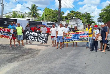
			
				Após 2 anos sem realocação, moradores protestam em canteiro de obras da Braskem
			
			