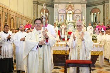 
			
				Arcebispo de Maceió recebe vestimenta abençoada pelo Papa Francisco
			
			