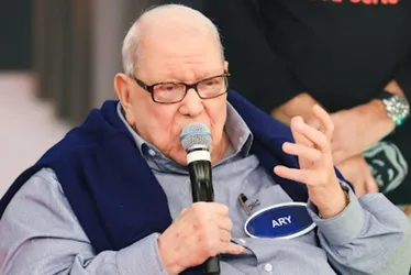 
			
				Ary Toledo, humorista popular no rádio e na TV, morre aos 87 anos
			
			