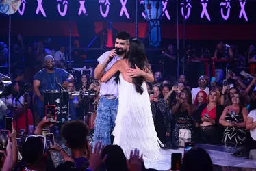 
			
				Durante gravação de DVD, Beatriz Ferraz troca carinhos com Dilsinho no palco
			
			