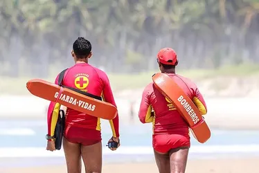 
			
				Bombeiros salvam três jovens de afogamento na Praia do Francês
			
			