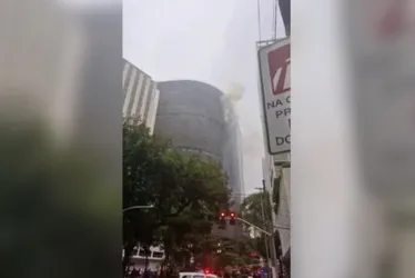
			
				Bombeiros tentam controlar dois pontos de incêndio no Edifício Copan
			
			