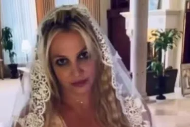 
			
				Britney Spears posa com véu de noiva e diz: 'O dia em que casei comigo mesma'
			
			