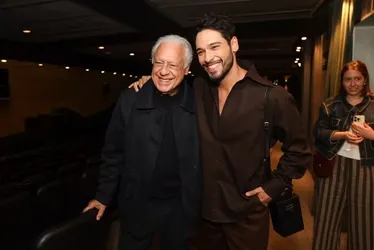 
			
				Bruno Fagundes prestigia seu pai em estreia de espetáculo
			
			