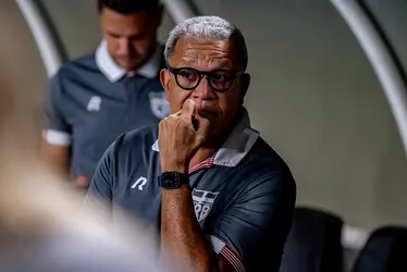 
			
				CRB vence, Hélio comemora e diz: 'nosso modelo de jogo não cabe colocar a bunda lá atrás'
			
			
