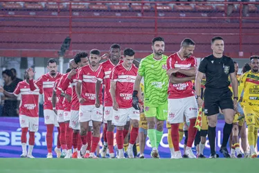 
			
				Hélio dos Anjos destaca vitória do CRB, de virada, sobre o Brusque, e diz: "Estamos vivos"
			
			