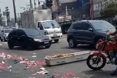 
			
				Caixão com corpo dentro cai de carro de funerária em avenida
			
			