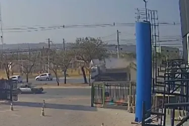 
			
				Caminhão desgovernado mata mulher e deixa feridos; veja
			
			
