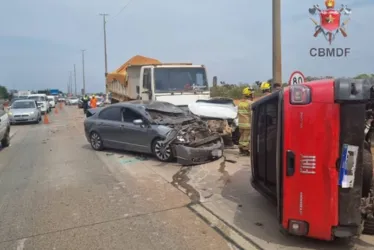 
			
				Caminhão e oito carros se envolvem em engavetamento
			
			