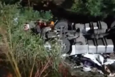 
				Carreta com carga de peixe tomba na BR-101 e deixa motorista preso às ferragens
			
			