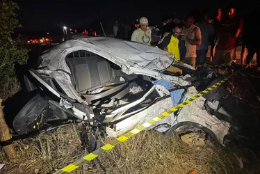 
			
				Carro colide em árvore e deixa condutor e passageiro mortos na AL-220, em Batalha
			
			