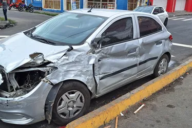 
			
				Carro invade linha férrea e é atingido por VLT em Maceió
			
			