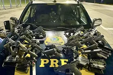 
				Casal com criança é preso com 28 armas de diferentes países escondidas em carro
			
			