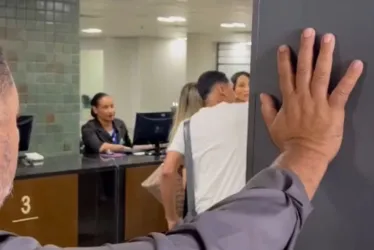 
				Deolane é flagrada tirando fotos com fãs antes de voltar para presídio
			
			