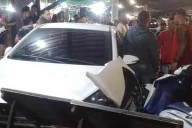 
			
				Destruição e correria no Jacintinho: imagens mostram veículo invadindo lanchonete
			
			