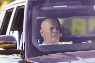 
			
				Diagnosticado com demência, Bruce Willis é clicado em passeio de carro
			
			