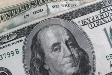 
				Dólar cai mais de 1% com expectativa de corte mais agressivo nos juros
			
			