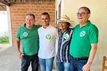 
			
				Em Santana do Mundaú, Edno Lino e Zé Lino recebem João Caldas antes da caminhada do 22
			
			