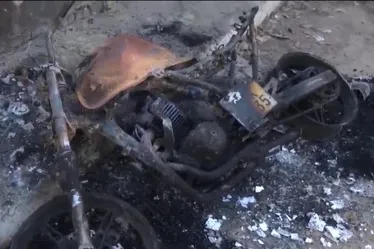 
			
				Em tentativa de assassinato, vítima é perseguida e tem motocicleta queimada
			
			
