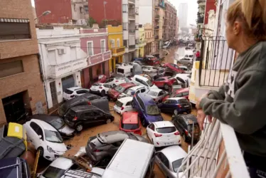 
			
				Enchente histórica deixa mais de 60 mortos e forma 'pilhas de carros'
			
			