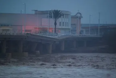 
			
				Autoridades confirmam 95 mortes e destruição após enchente histórica
			
			