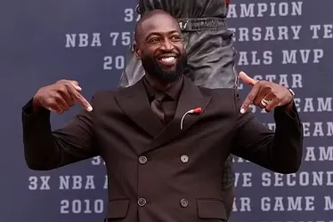 
				Estátua de Dwyane Wade viraliza por falta de semelhança com o astro
			
			