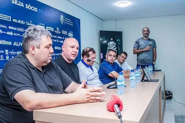 
			
				Ex-CSA, técnico Rogério Corrêa expõe bastidores e fala sobre demissão: "Armado"
			
			
