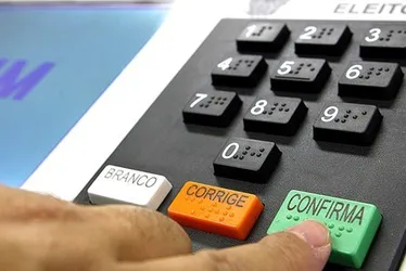 
			
				Faltam 8 dias: é permitido entrar com outra pessoa na cabine de votação? Confira regras!
			
			