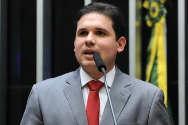 
			
				Fora do jogo, Pereira usa Hugo Motta para ‘emparedar’ Lira
			
			