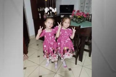 
			
				Gêmeas mortas : polícia investiga se mãe das meninas testou veneno em gatos
			
			