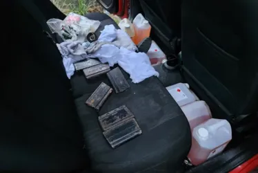 
			
				Carros com bombas e granadas são encontrados perto de escolas e UPA
			
			
