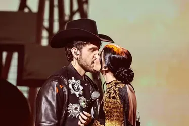
				Gustavo Mioto troca beijos com Ana Castela ao gravar novo DVD
			
			