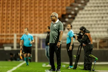 
			
				Hélio admite cobrança pesada e critica arbitragem na vitória do CRB: 'Me assustou'
			
			