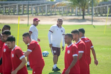 
			
				Hélio dos Anjos dá o tom no CRB e avisa: “Quem não quiser, vai para fora”
			
			