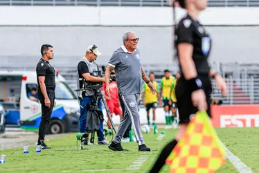 
			
				Hélio dos Anjos elogia crescimento do CRB, mas avisa: 'o sufoco é grande'
			
			