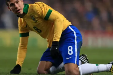 
			
				Hernanes diz que jogou mais que todos os meias da Seleção Brasileira atual
			
			