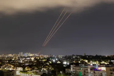 
			
				Hezbollah diz que lançou foguetes em direção a Tel Aviv; sirenes tocam na cidade
			
			