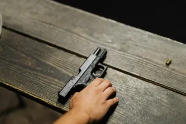 
			
				Homem é morto com diversos tiros na cabeça e no tórax enquanto dirigia
			
			