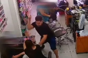 
			
				Homem invade salão de beleza e mata ex a facadas; veja
			
			